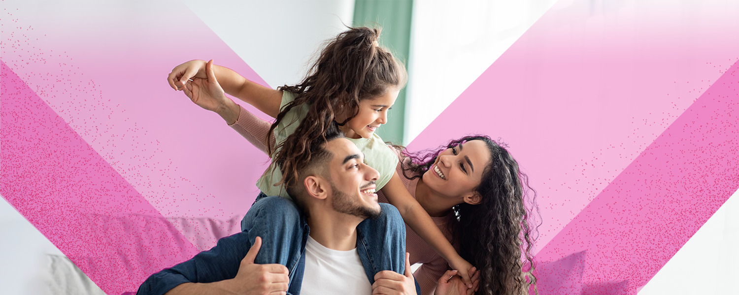 imagen de un padre y una madre con su hija